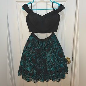 2 piece HOCO dress! Green & gold skirt, black top. Size 4.